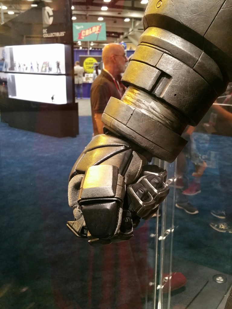 batman-v-superman-armor-comic-con-2015-image