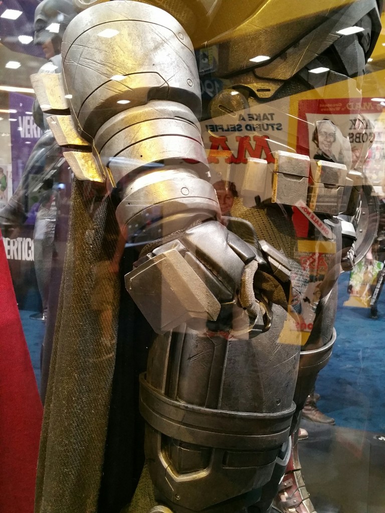 batman-v-superman-armor-comic-con-image1