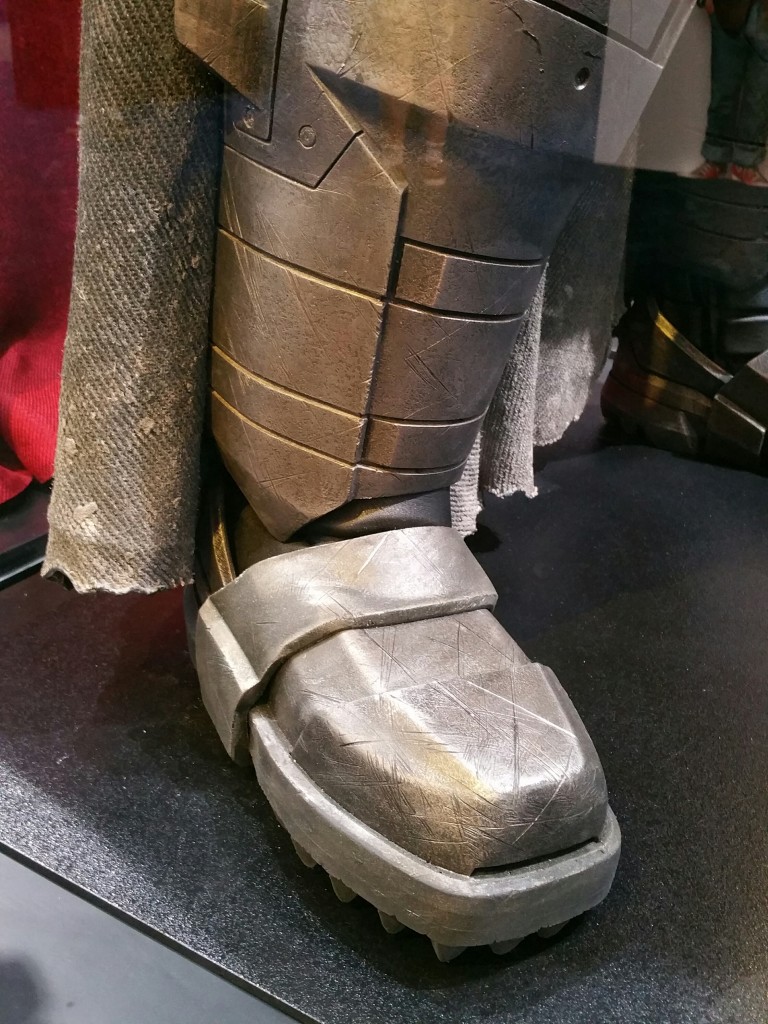 batman-v-superman-armor-image-comic-con-closeup