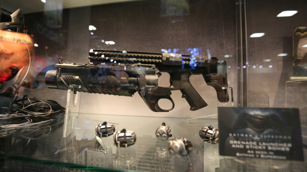 batman-vs-superman-grenade-launcher-sticky-bombs-1-1