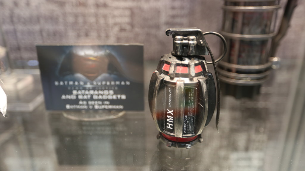 batman-vs-superman-grenade-launcher-sticky-bombs-2