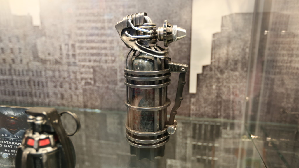 batman-vs-superman-grenade-launcher-sticky-bombs-3