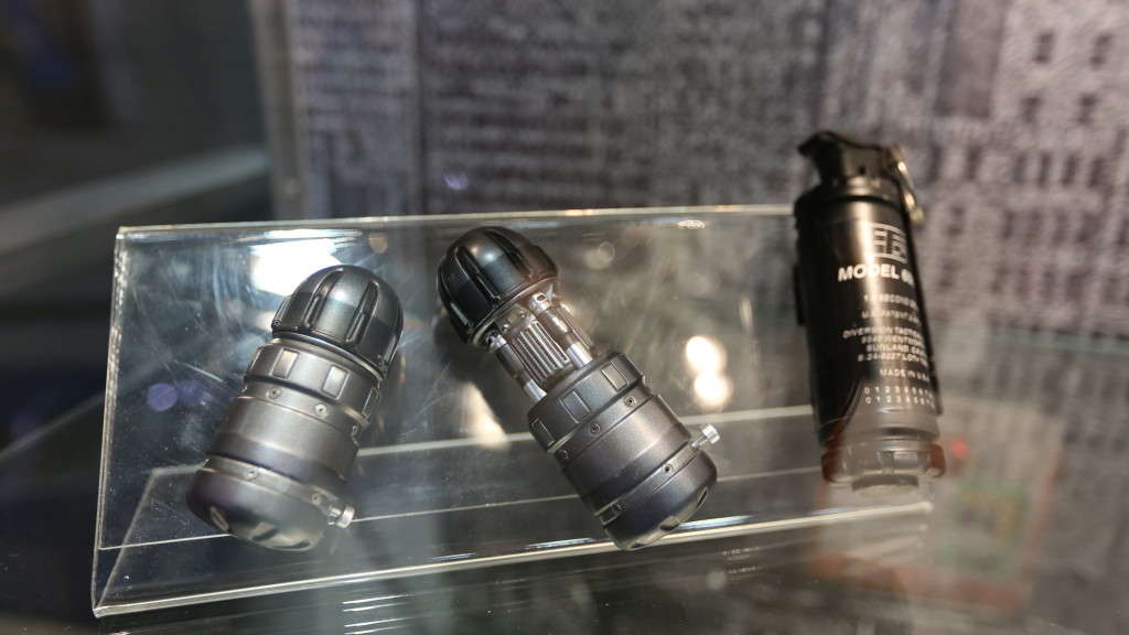 batman-vs-superman-grenade-launcher-sticky-bombs-4