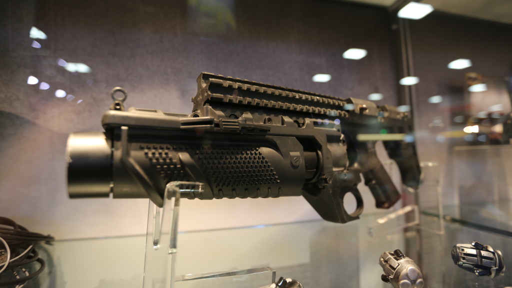 batman-vs-superman-grenade-launcher-sticky-bombs-5