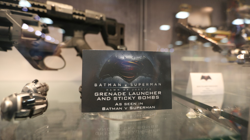 batman-vs-superman-grenade-launcher-sticky-bombs-8